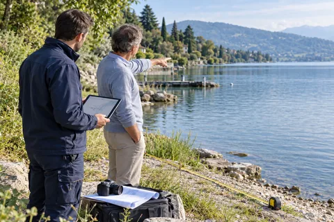 Étude du projet au bord du plan d’eau